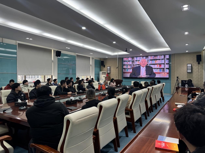 西北大学师生们观看“同上一堂‘守护祖脉秦岭’思政大课”。西北大学地质学系供图